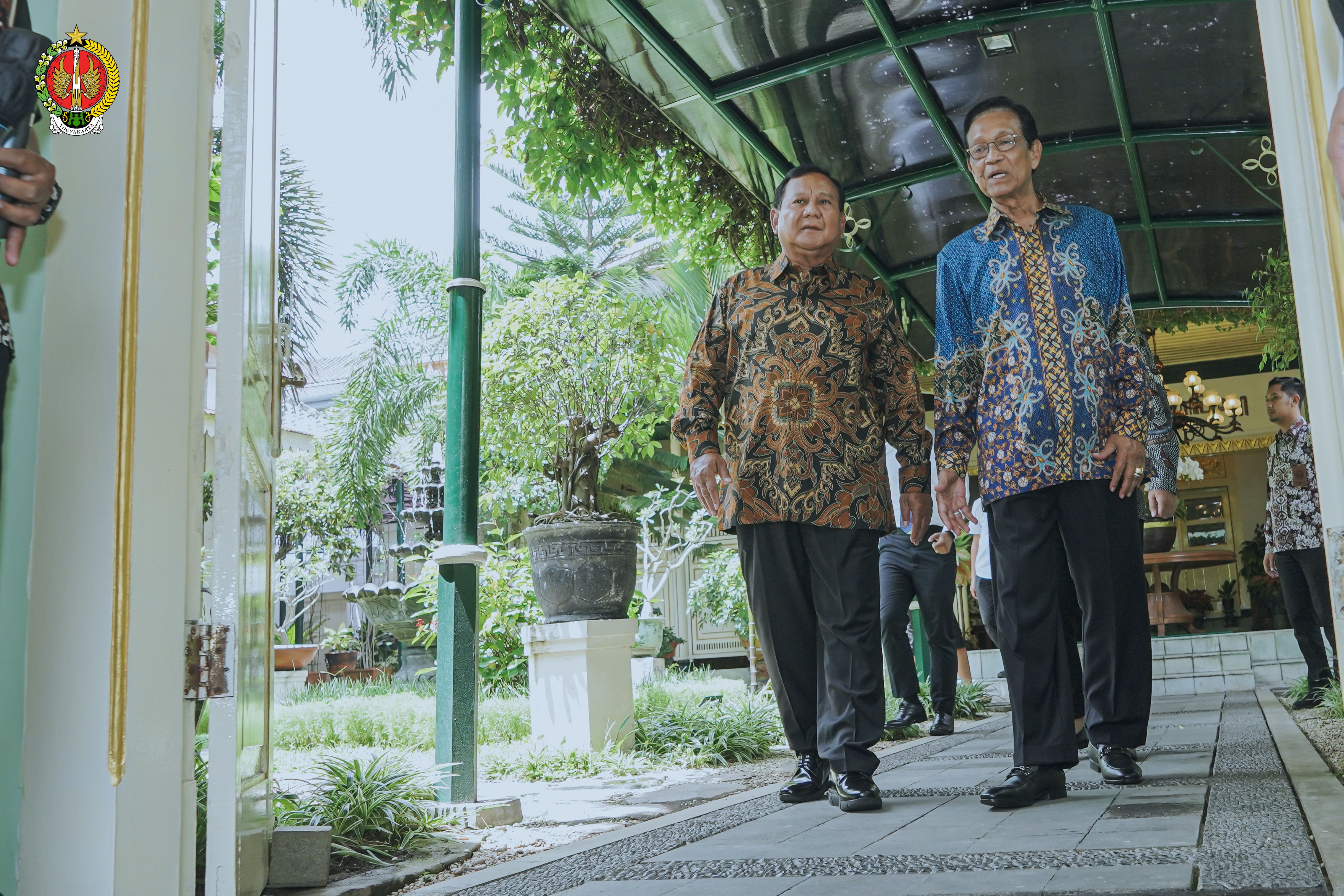 Terima Kunjungan Prabowo – Gibran, Sultan Tetap Netral
